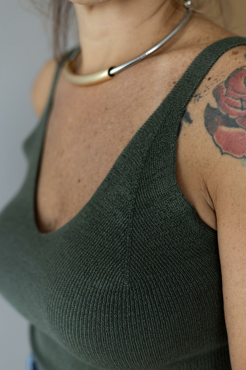 Imagem de Regata Nina Tricot - Verde Militar - Básica com Estilo e Toque Sofisticado